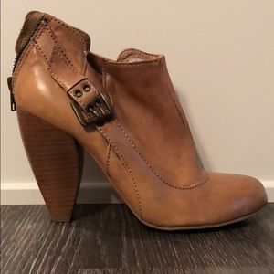 2 for $40! ⭐️Very volatile leather boot, size 7.5